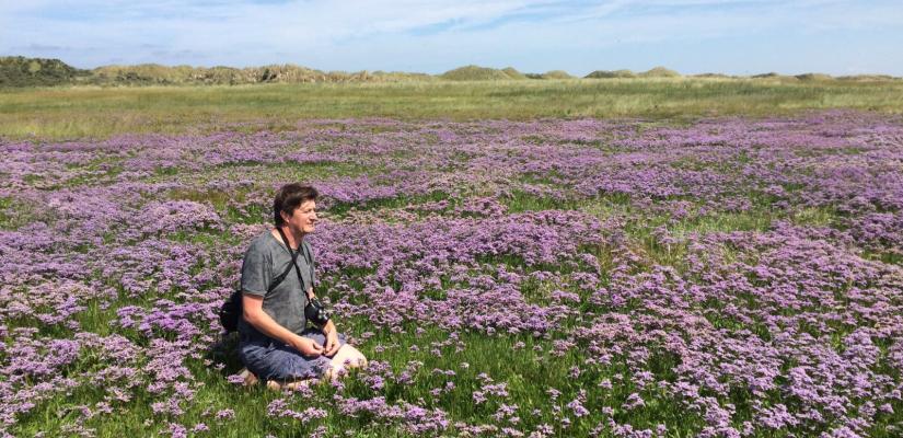 Joop Schaminée tussen de lamsoren op Ameland 